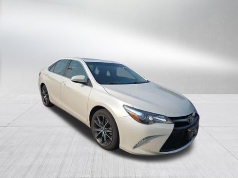 Used 2017 Toyota Camry XSE w/ Moonroof Package FWD image 3