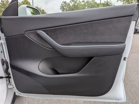 Used 2022 Tesla Model Y Long Range image 34