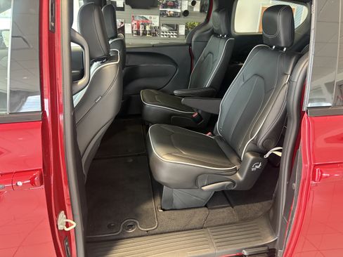 Used 2026 Chrysler Pacifica Limited w/ S Appearance Package image 17