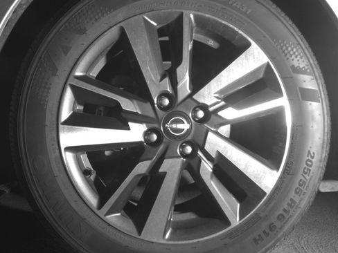 Used 2025 Nissan Versa SV FWD image 9
