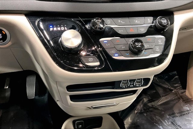 Used 2024 Chrysler Pacifica Touring-L FWD image 14