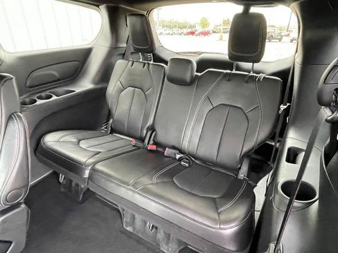 Used 2025 Chrysler Pacifica Select image 16