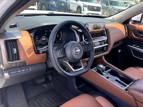 Certified 2025 Nissan Pathfinder Platinum image 14