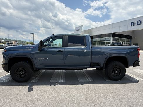 Used 2024 Chevrolet Silverado 2500 ZR2 w/ Technology Package AWD/4WD image 8