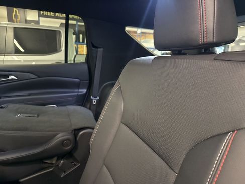 Used 2025 Chevrolet Traverse Z71 image 8