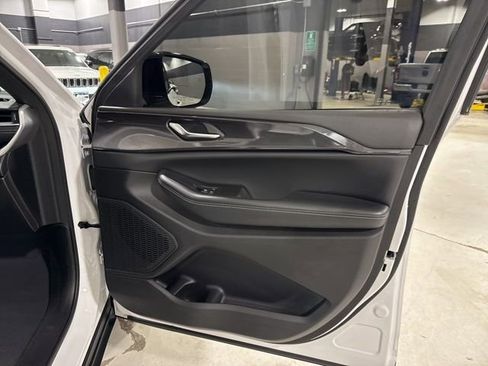 Used 2023 Jeep Grand Cherokee Altitude image 37