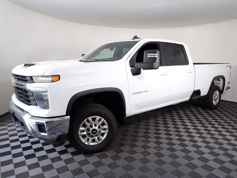 Used 2024 Chevrolet Silverado 2500 LT AWD/4WD image 13