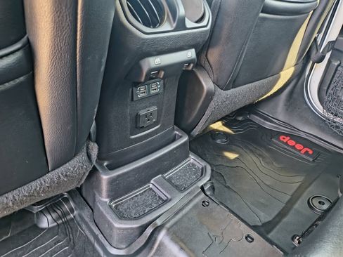 Used 2018 Jeep Wrangler Unlimited Sahara AWD/4WD image 16