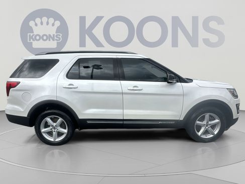 Used 2017 Ford Explorer XLT w/ Equipment Group 202A AWD/4WD image 12