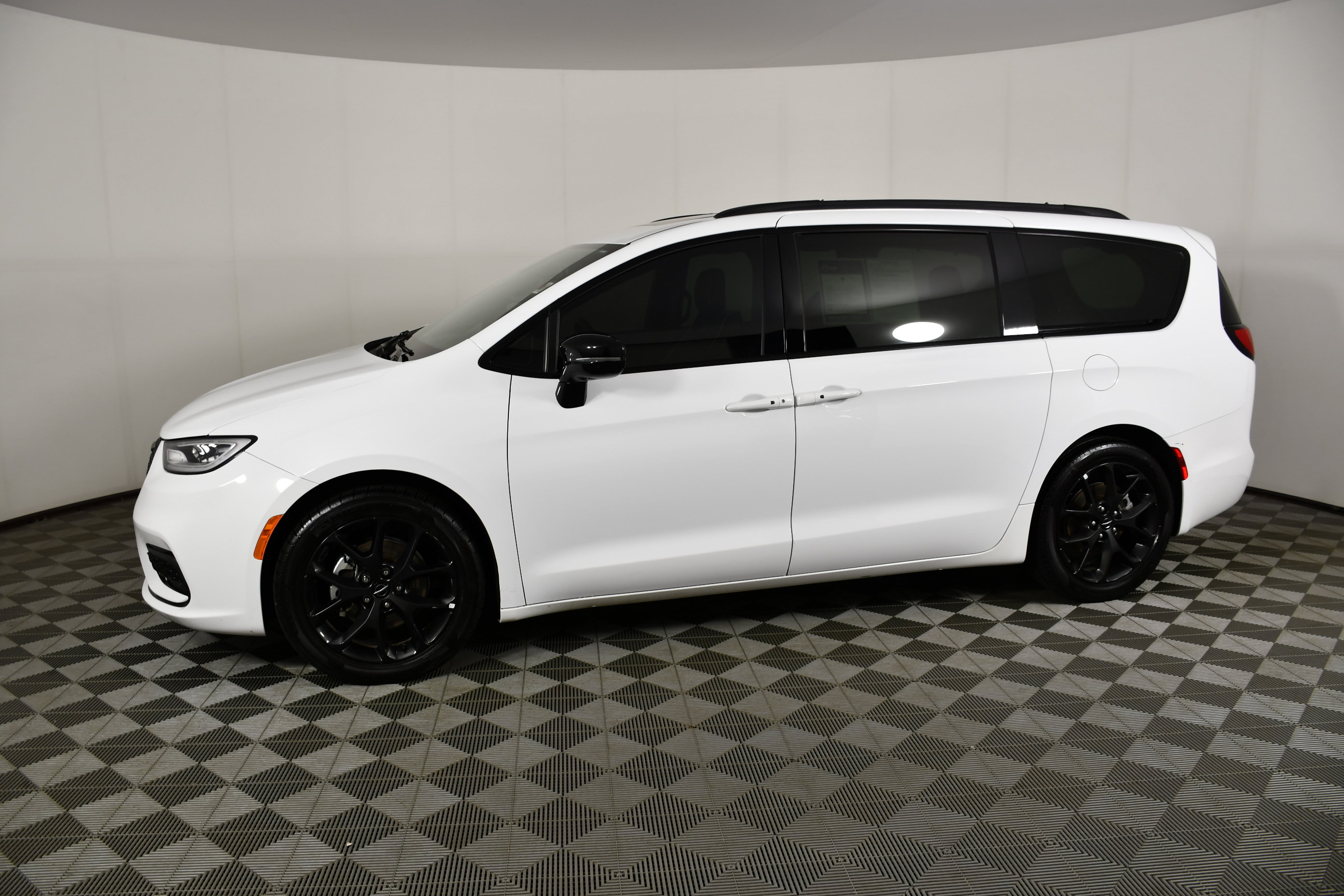 Used 2025 Chrysler Pacifica Limited FWD image 9