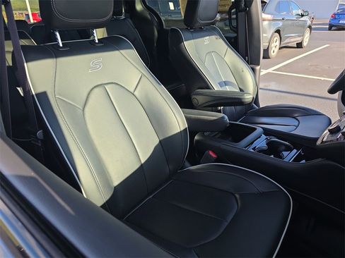 Used 2024 Chrysler Pacifica Limited w/ S Appearance Package image 26