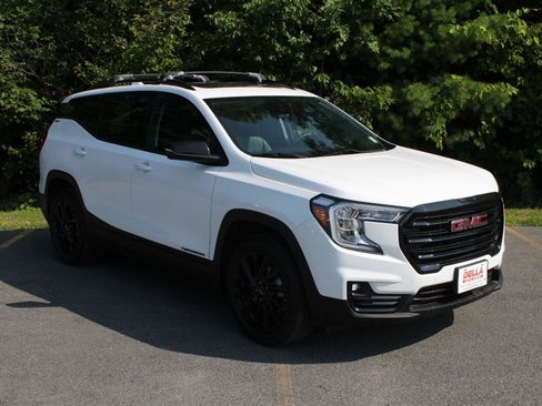 Used 2024 GMC Terrain SLT w/ Elevation Edition AWD/4WD image 3