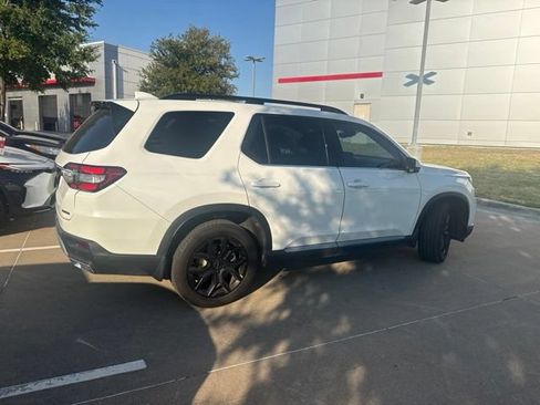 Used 2025 Honda Pilot Touring image 3