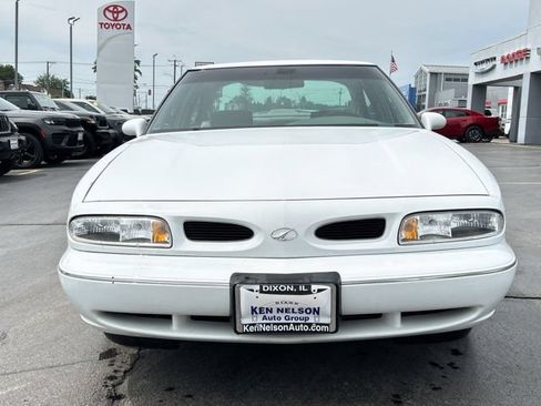 Used 1998 Oldsmobile 88 FWD image 2