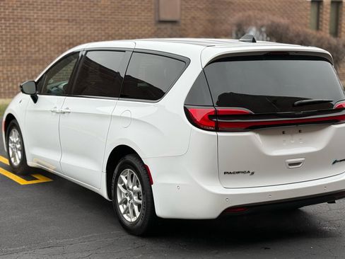 Used 2024 Chrysler Pacifica Select image 5