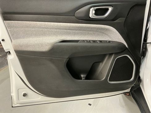 Used 2024 Jeep Compass Latitude image 14