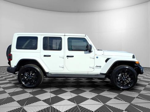 Used 2025 Jeep Wrangler Sahara image 6