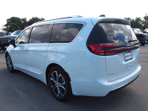 New 2026 Chrysler Pacifica Pinnacle image 8
