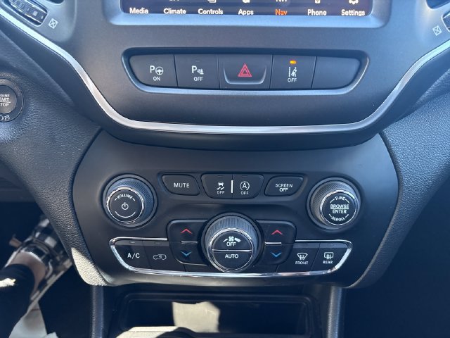 Used 2023 Jeep Cherokee Trailhawk AWD/4WD image 16