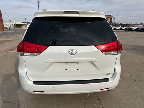 Used 2013 Toyota Sienna XLE w/ Entertainment Pkg image 4