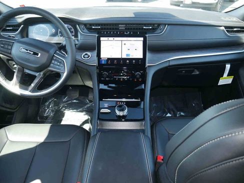 New 2025 Jeep Grand Cherokee Limited image 4