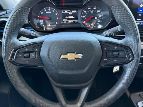 Used 2025 Chevrolet Trax LS FWD image 31
