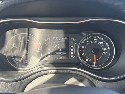 Used 2019 Jeep Cherokee Latitude Plus w/ Cold Weather Group AWD/4WD image 22