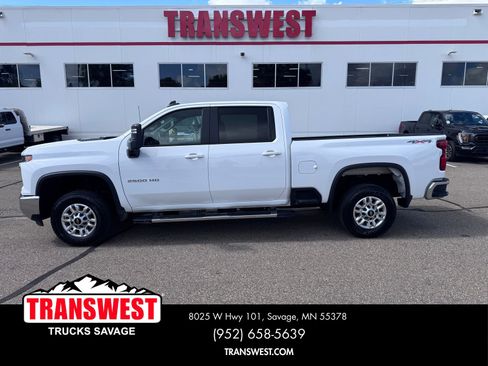 Used 2024 Chevrolet Silverado 2500 LT image 2