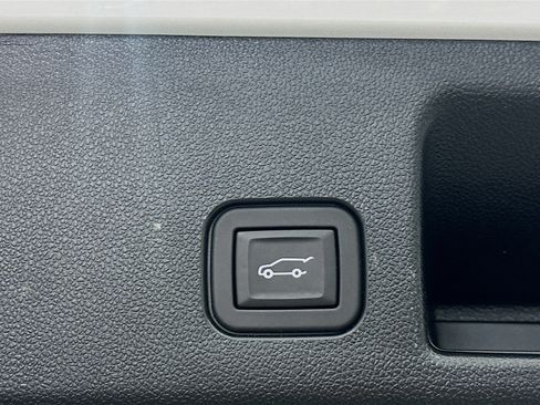 Used 2024 Chevrolet Equinox EV RS FWD image 31
