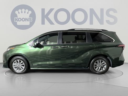 Used 2021 Toyota Sienna XLE FWD image 2