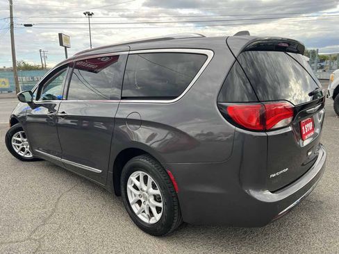 Used 2020 Chrysler Pacifica Touring-L FWD image 7