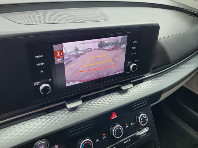 Used 2024 Kia Carnival LX FWD image 31