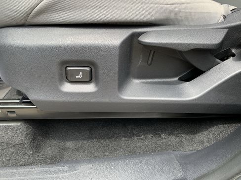 Used 2025 Toyota Tacoma SR5 AWD/4WD image 11