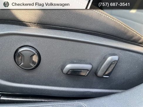 Used 2025 Volkswagen Jetta SE FWD image 25