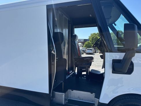 Used 2024 Chevrolet Brightdrop 600 w/ Commercial Equipment Package AWD/4WD image 23