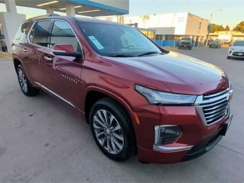 Used 2023 Chevrolet Traverse Premier image 2