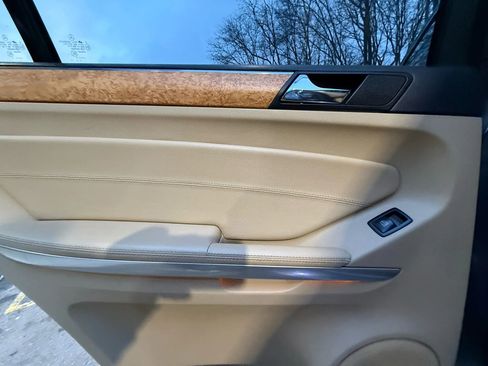 Used 2012 Mercedes-Benz GL 550 4MATIC image 16