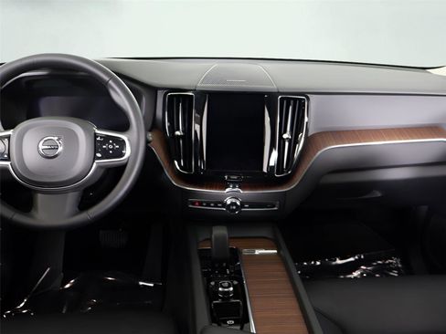 Used 2024 Volvo XC60 B5 Plus image 39