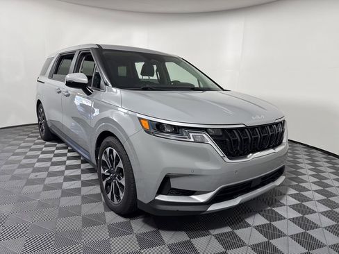 Used 2022 Kia Carnival EX image 8