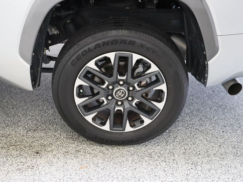 Used 2022 Toyota Tundra Limited w/ Power Package AWD/4WD image 10