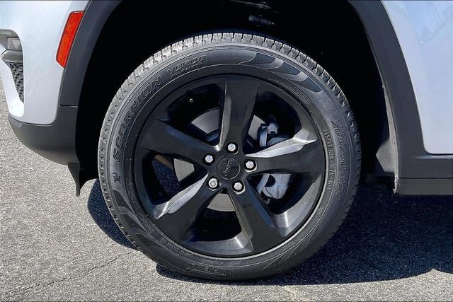 Used 2023 Jeep Grand Cherokee Limited w/ Black Appearance Package AWD/4WD image 8