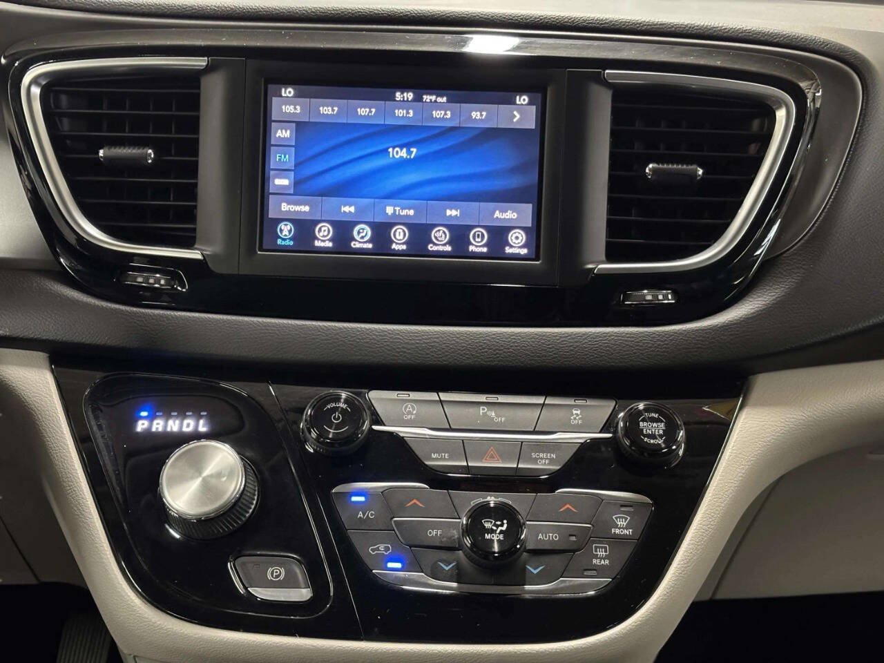 Used 2020 Chrysler Pacifica Touring-L FWD image 26