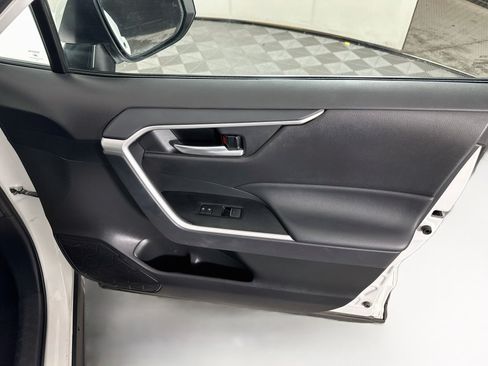 Used 2025 Toyota RAV4 XLE FWD image 30