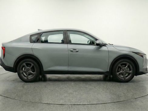 Used 2025 Kia K4 LXS image 11