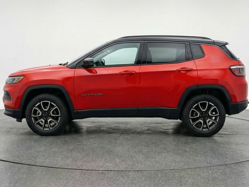 Used 2025 Jeep Compass Trailhawk AWD/4WD image 5