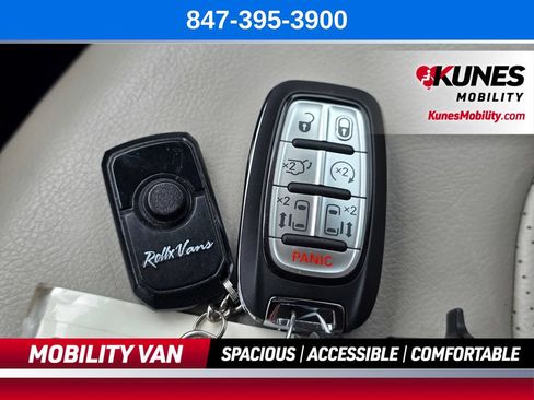 Used 2021 Chrysler Pacifica Touring-L w/ Uconnect Theater Family Group FWD image 22