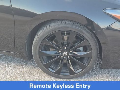 Used 2019 Nissan Maxima SR w/ Sport Mat Group FWD image 9