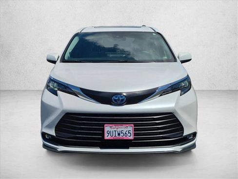 Used 2025 Toyota Sienna XLE w/ XLE Plus Package AWD/4WD image 2