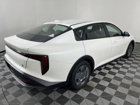Used 2025 Kia K4 LX image 13
