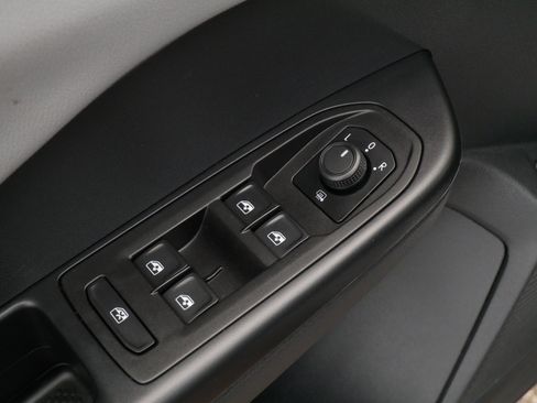 Used 2023 Volkswagen Taos SE w/ Panoramic Sunroof Package AWD/4WD image 19